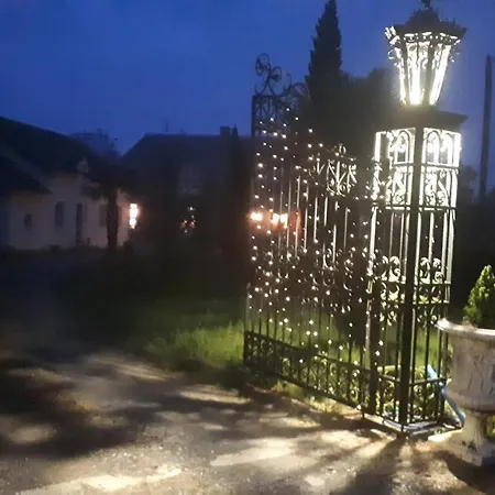 Chez Celine Bed & Breakfast Sens-de-Bretagne